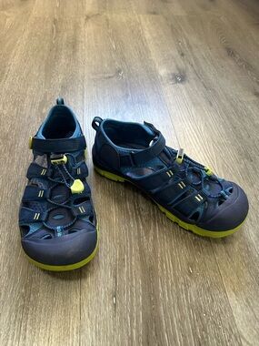 Keen Kids Navy Blue and Lime Green Closed-Toe Sandals